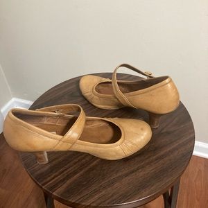 STEVE MADDEN: Classical Cognac pumps, Size 8